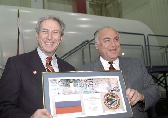 Viktor Chernomyrdin and Daniel Goldin