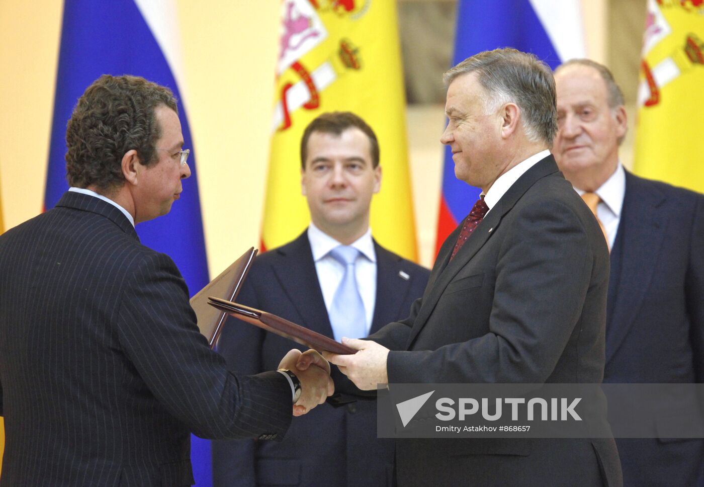 Medvedev, Juan Carlos I at signing documents