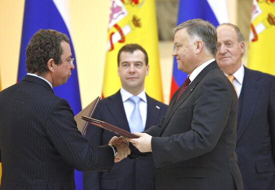 Medvedev, Juan Carlos I at signing documents