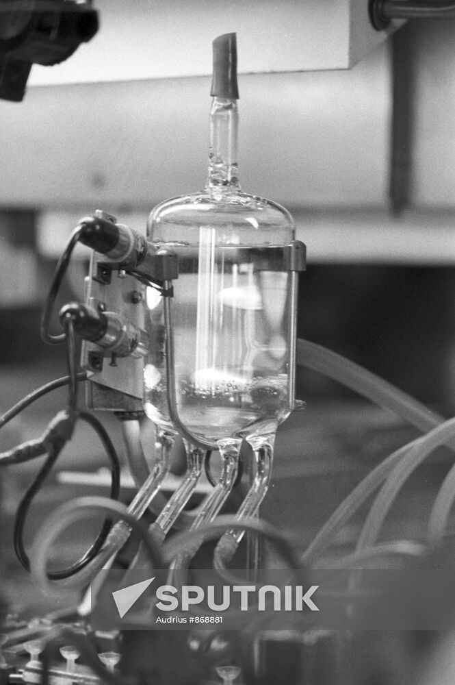 Device for production of medicines under sterile conditions