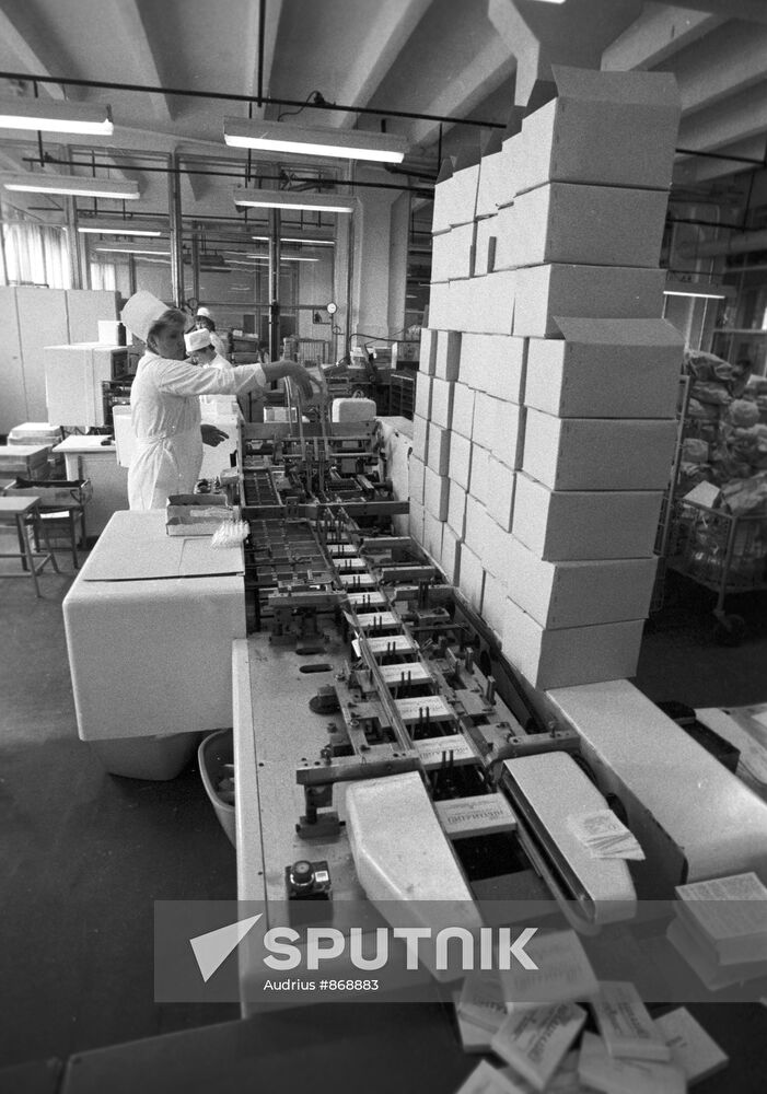 Drug packaging line