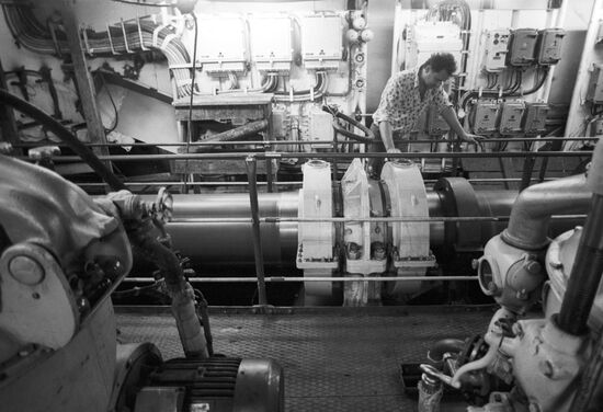 Marine engine test shop