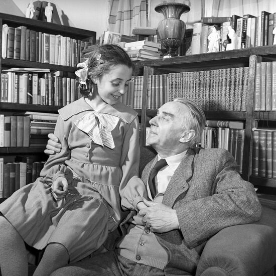 Konstantin Fedin with granddaughter