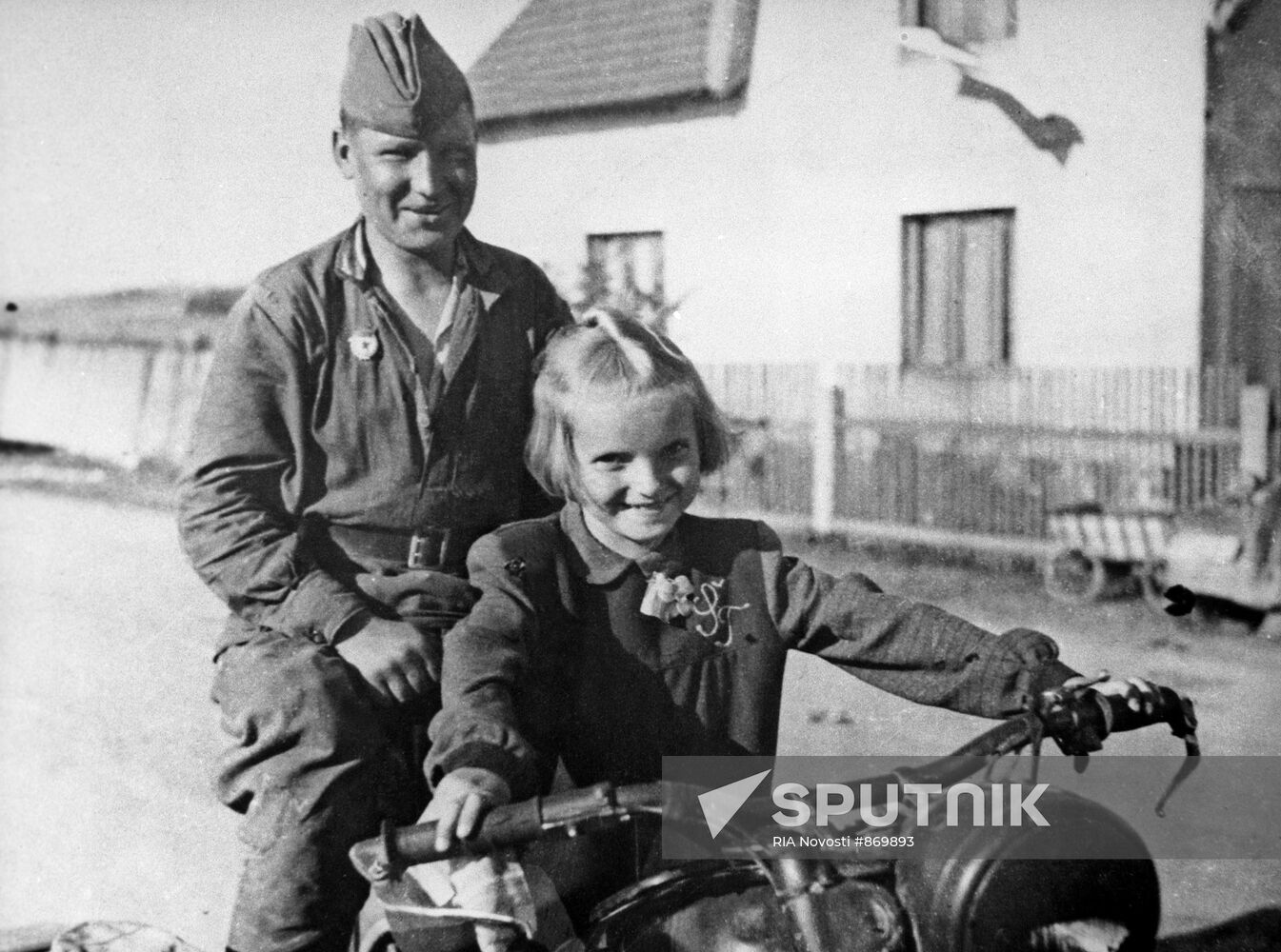 Soviet soldier and Czech girl