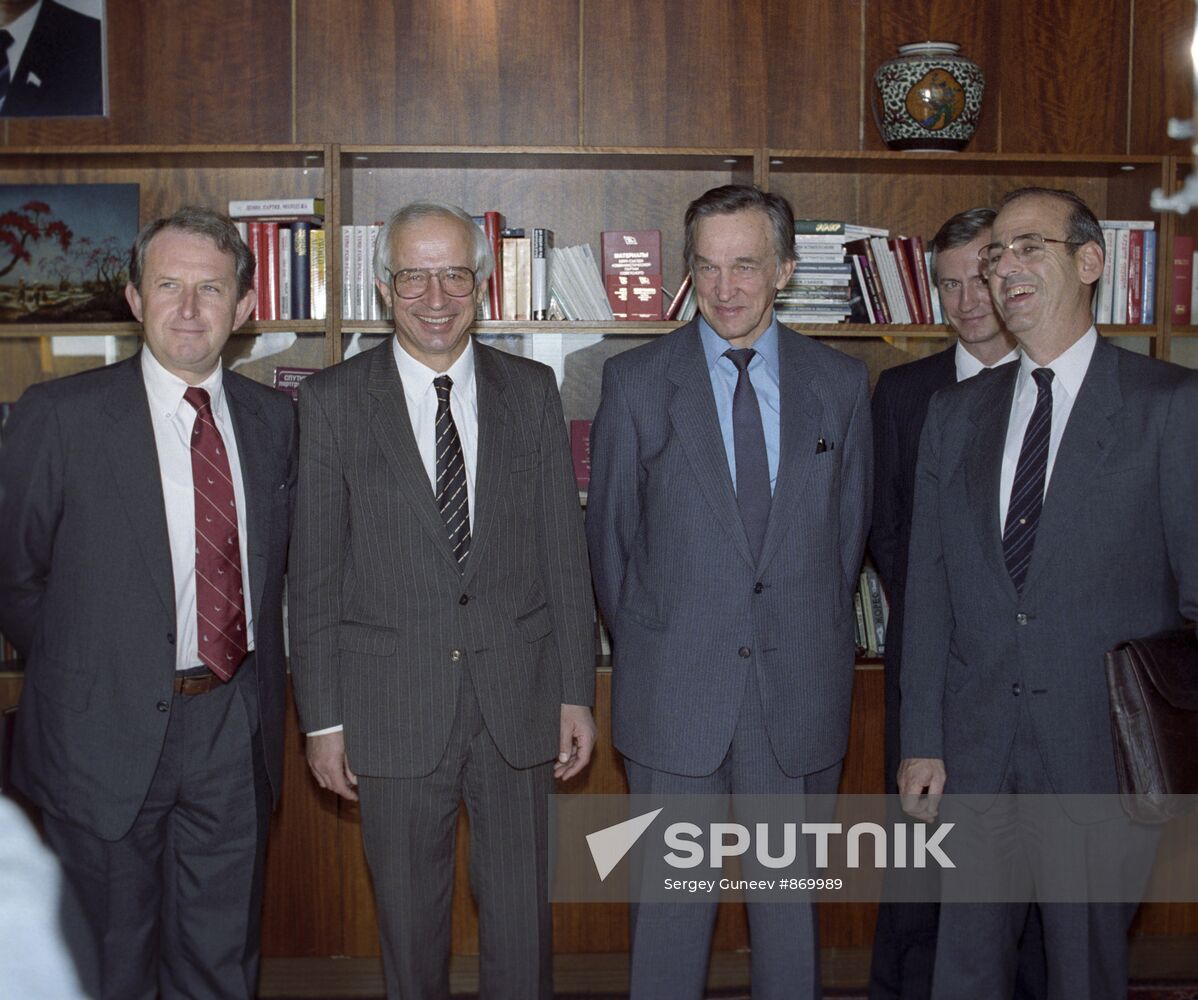 APN's A. Bogomolov, V. Falin and Ampex employees