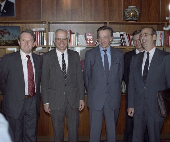 APN's A. Bogomolov, V. Falin and Ampex employees