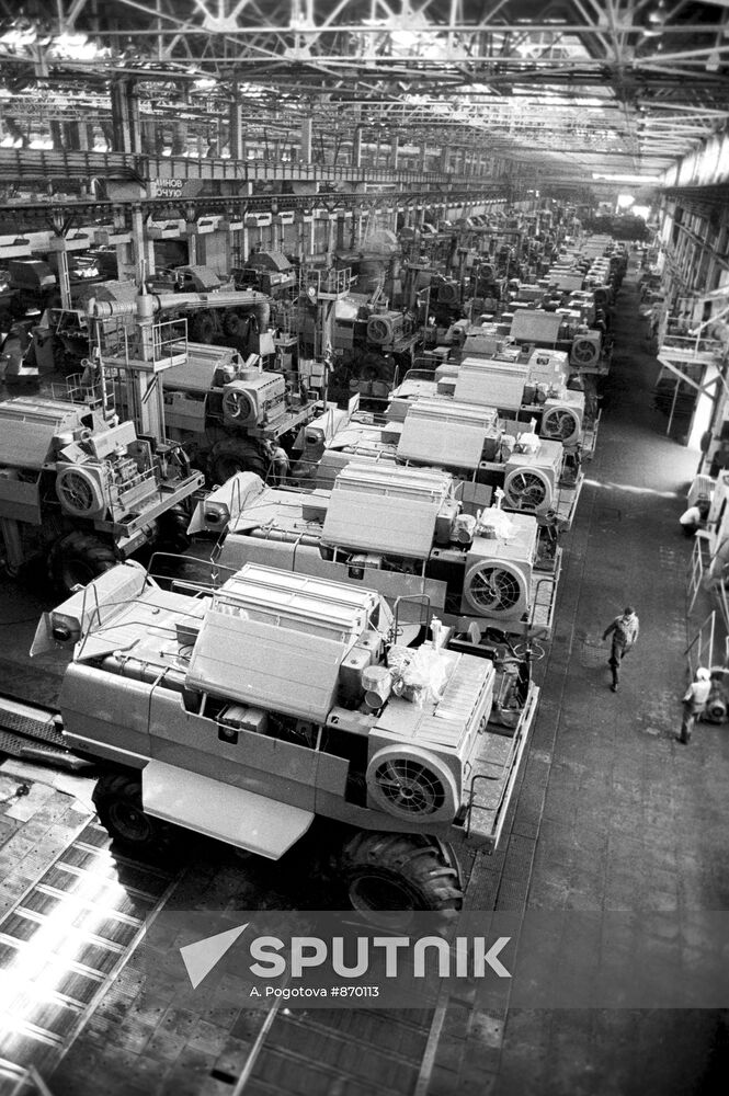 Assembly shop of Don-1500 combine at Rostselmash