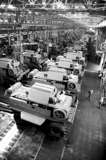 Assembly shop of Don-1500 combine at Rostselmash