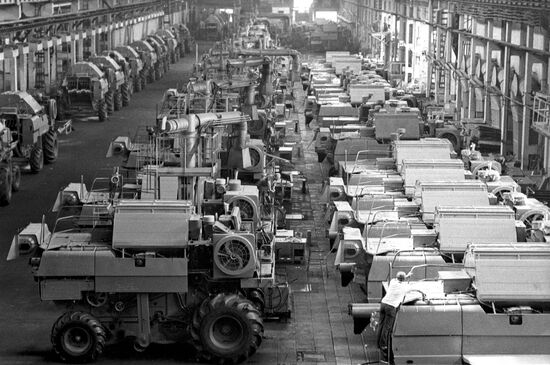 Assembly shop of Don-1500 combine at Rostselmash
