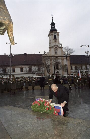 Viktor Chernomyrdin at monument
