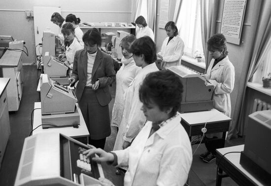 Training cashiers-salespersons
