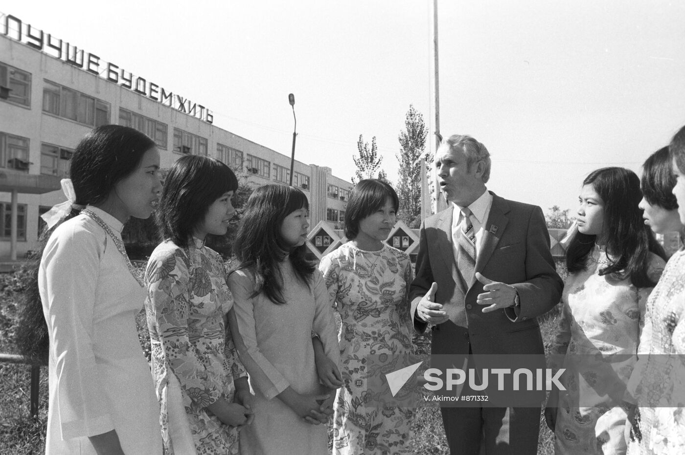 Nikolai Kryuchkov talking with Vietnamese workers