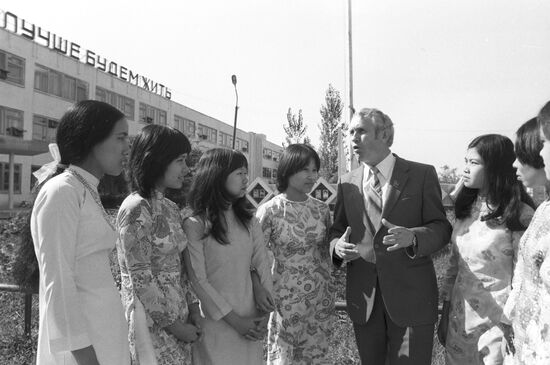 Nikolai Kryuchkov talking with Vietnamese workers