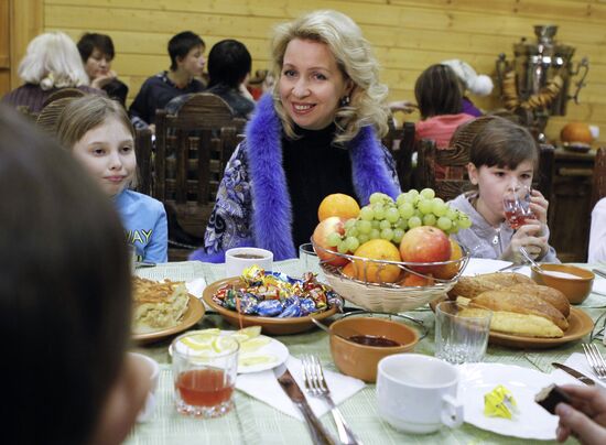 Svetlana Medvedeva celebrates beginning of Maslenitsa holiday