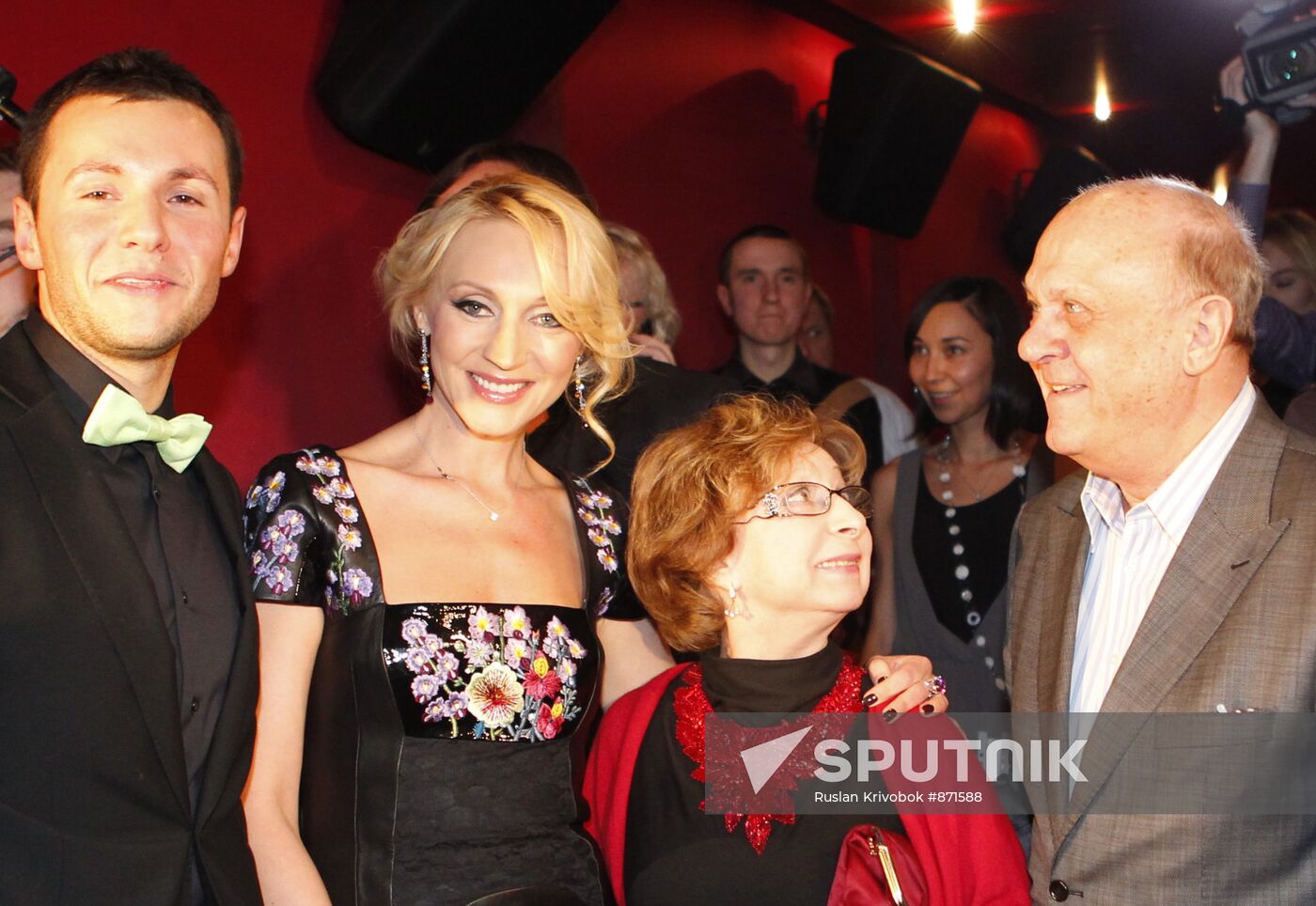 Kristina Orbakajte, Leah Ahidzhakova and Vladimir Menchov