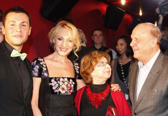 Kristina Orbakajte, Leah Ahidzhakova and Vladimir Menchov
