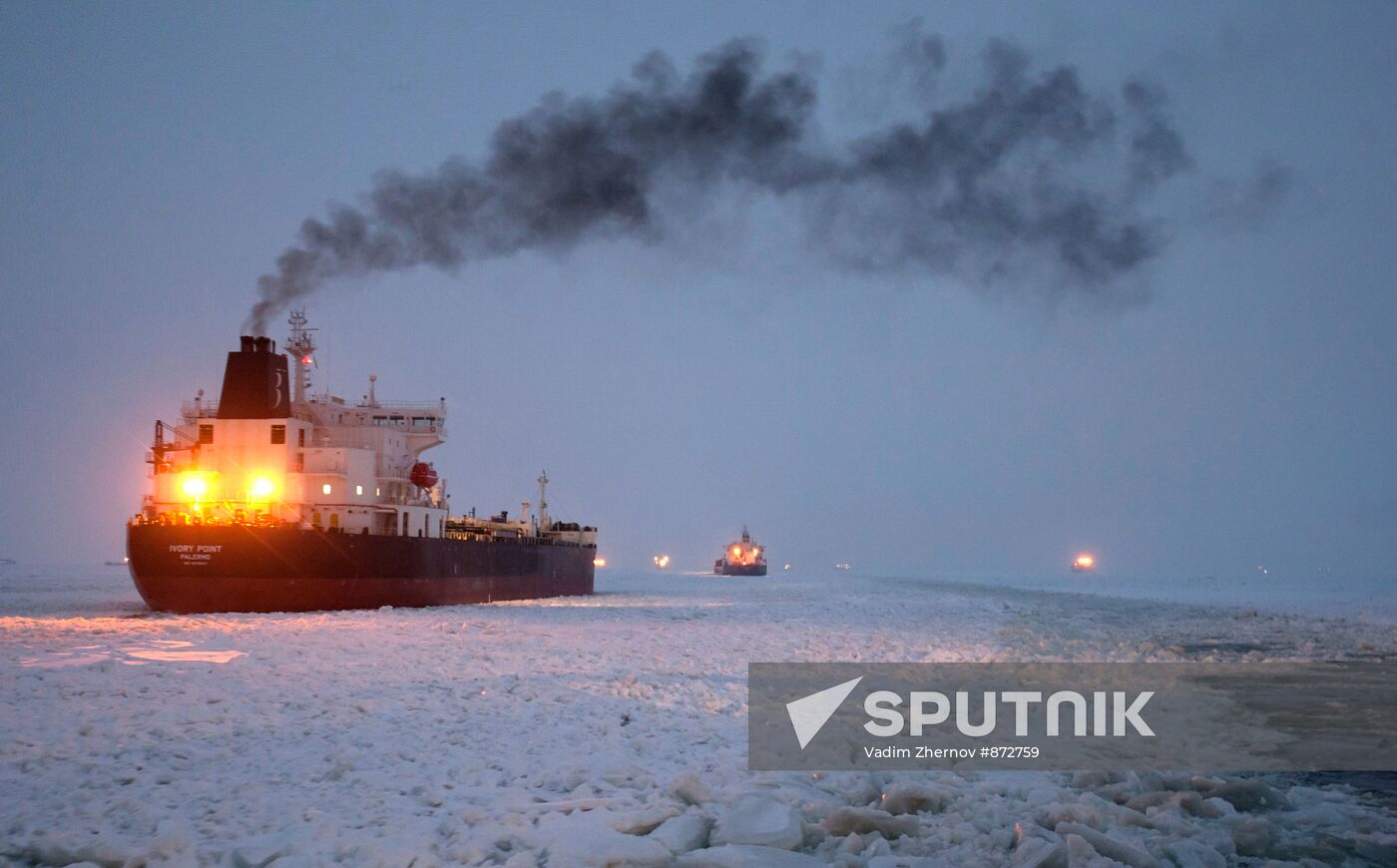 Vaigach nuclear icebreaker leading ships through Gulf of Finland