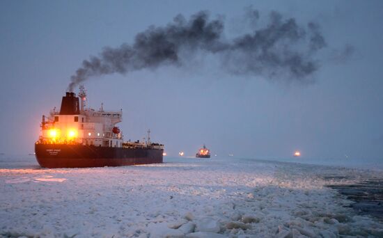 Vaigach nuclear icebreaker leading ships through Gulf of Finland