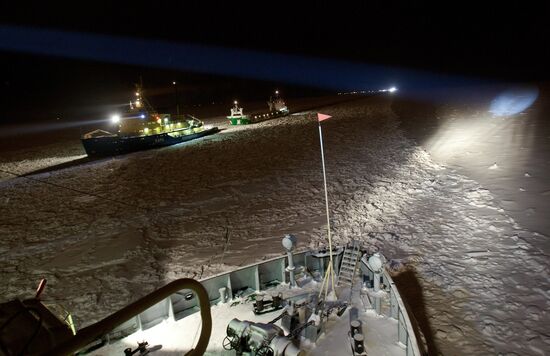Ships led through Gulf of Finland