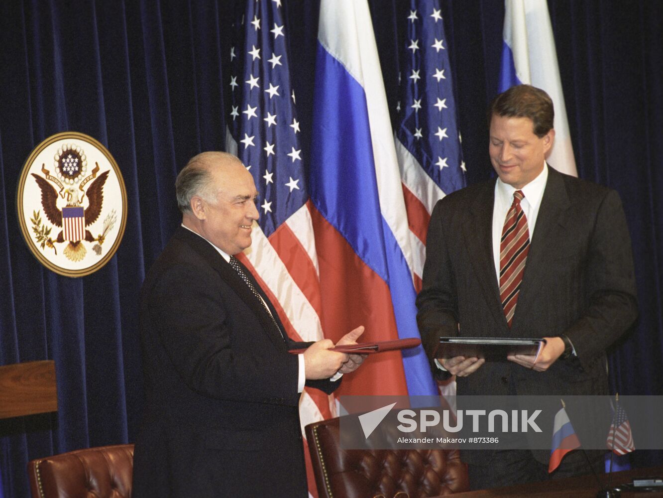 Viktor Chernomyrdin and Albert Gore in Washington