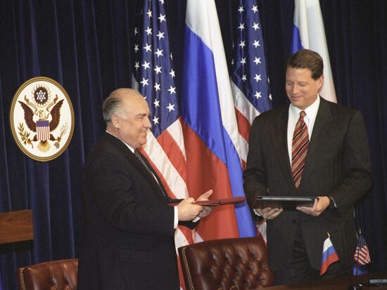 Viktor Chernomyrdin and Albert Gore in Washington
