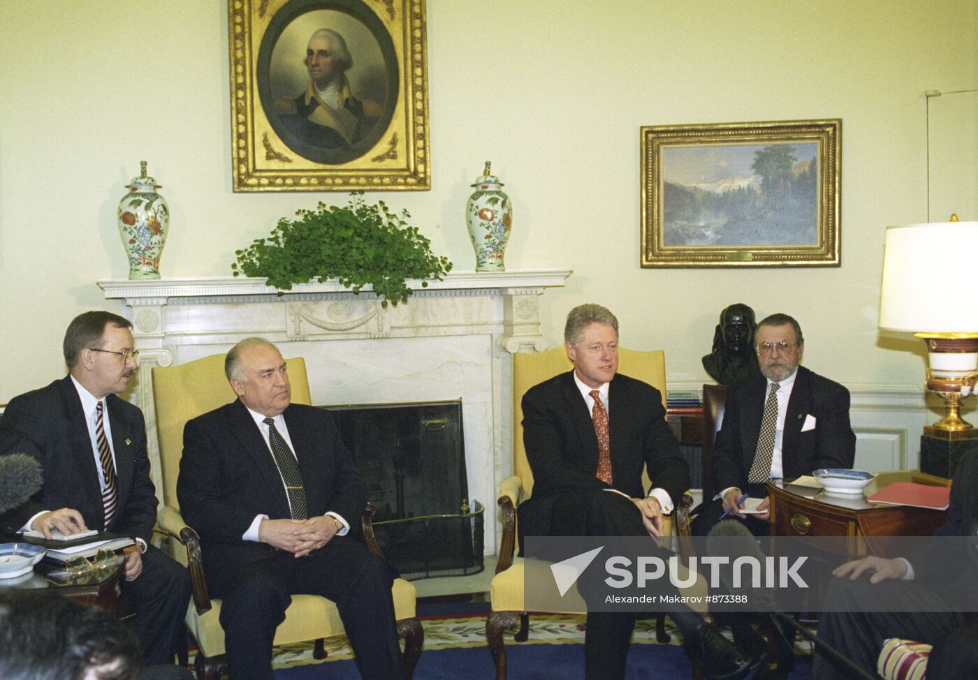 V. Chernomyrdin and B. Clinton in Washington