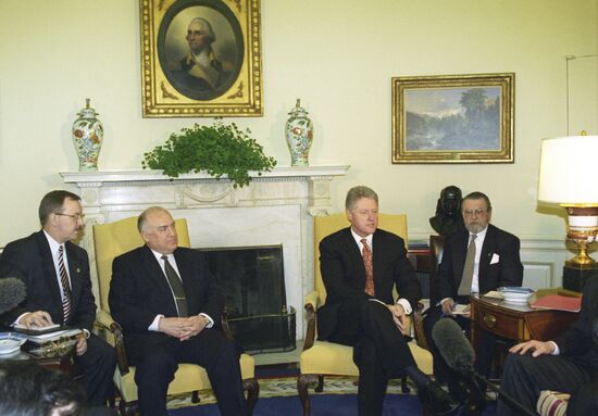 V. Chernomyrdin and B. Clinton in Washington