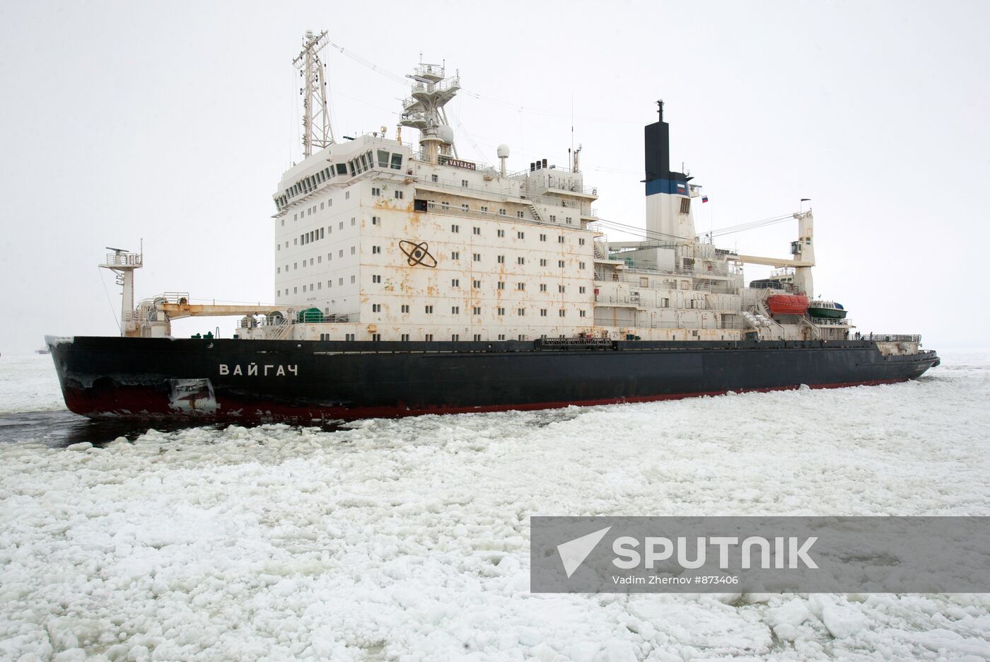 Vaigach nuclear icebreaker leading ships through Gulf of Finland