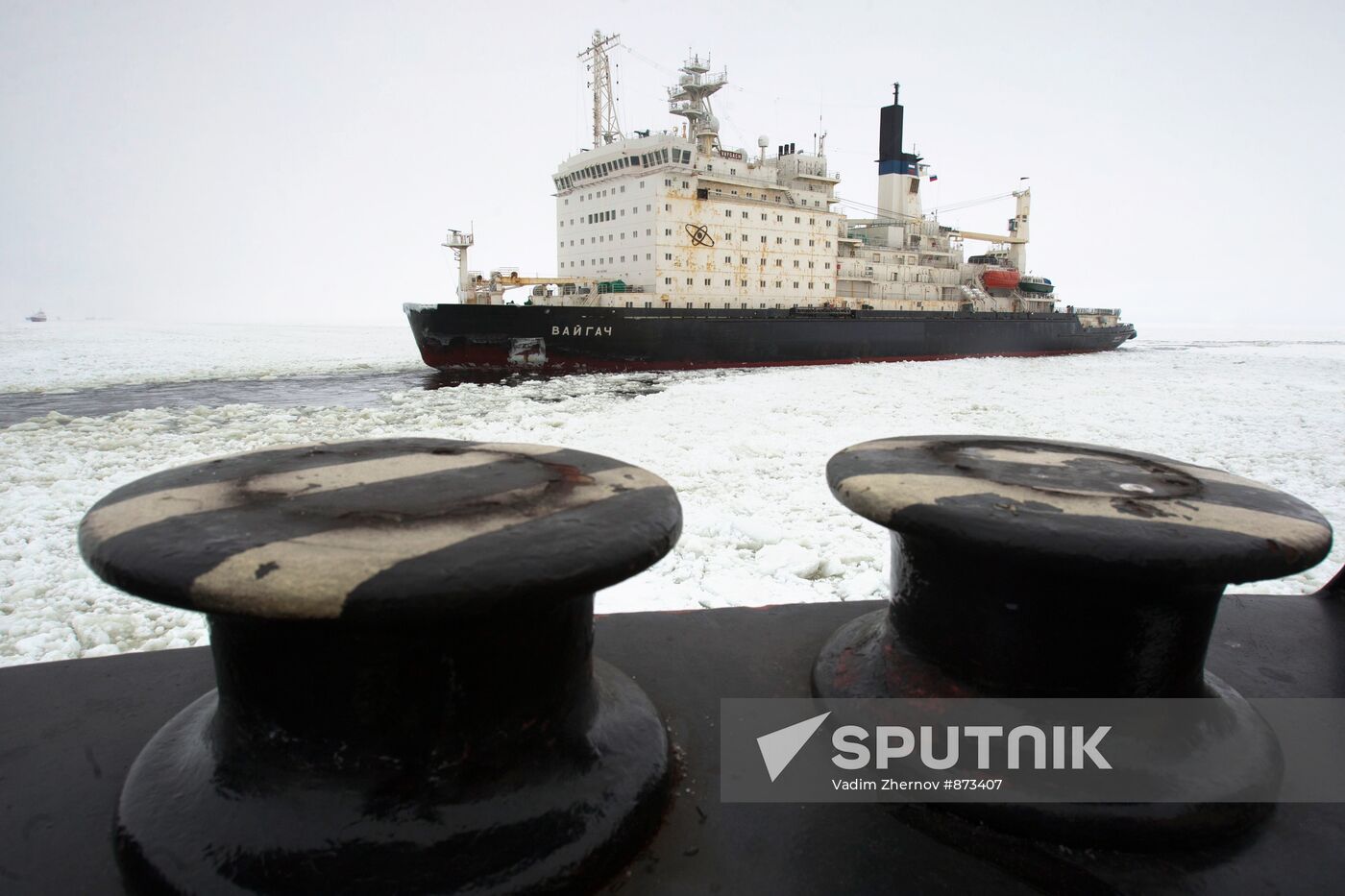 Vaigach nuclear icebreaker leading ships through Gulf of Finland
