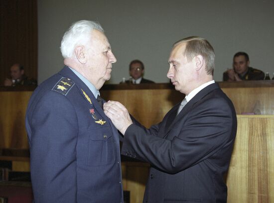 Vladimir Putin presents A. Yefimov with Order of Courage