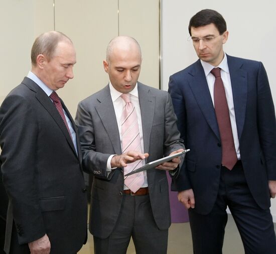 Vladimir Putin visits Yota Company headquarters