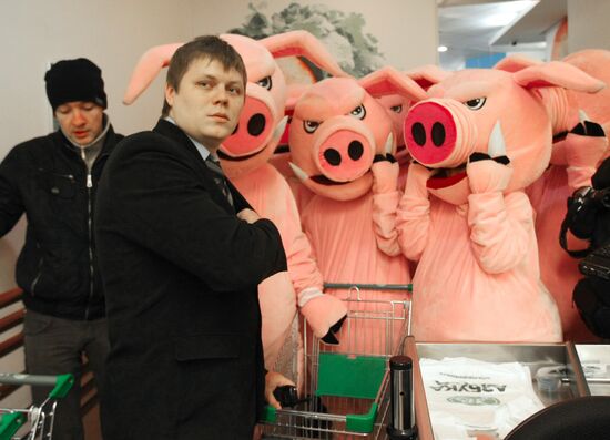 "Piggies protest!" -- an event in a Moscow supermarket