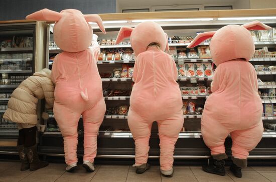 "Piggies protest!" -- an event in a Moscow supermarket