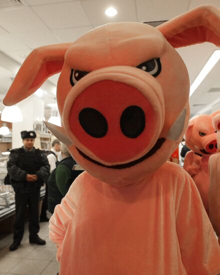 "Piggies protest! -- an event in a Moscow supermarket