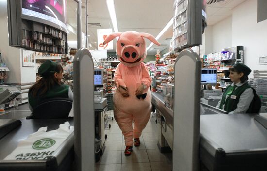"Piggies protest! -- an event in a Moscow supermarket