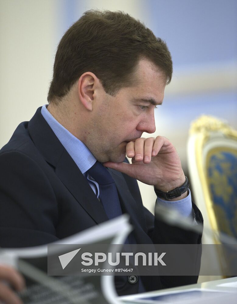 Medvedev holds meeting on setting up Intl Finance Center