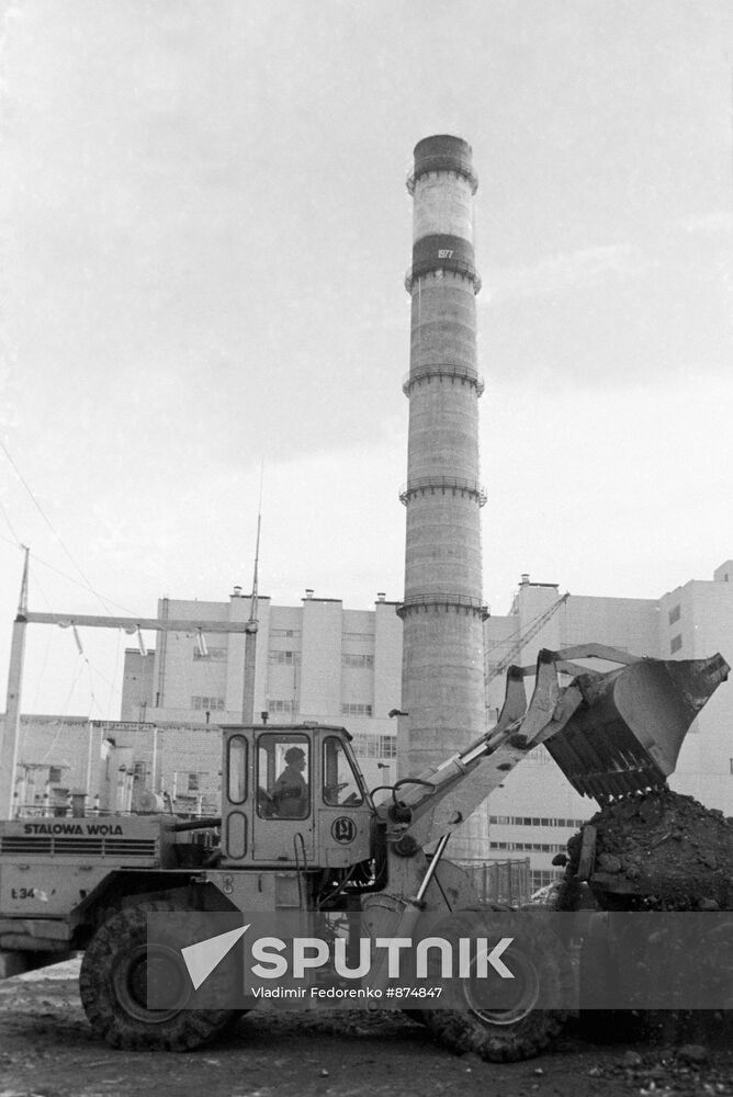 Single-bucket loader-excavator