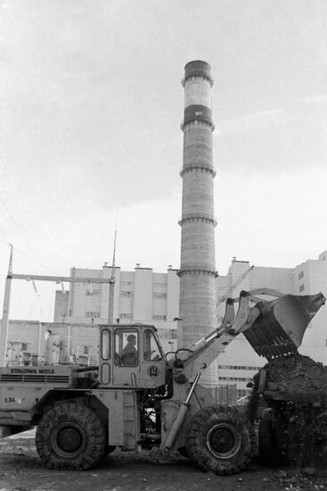Single-bucket loader-excavator