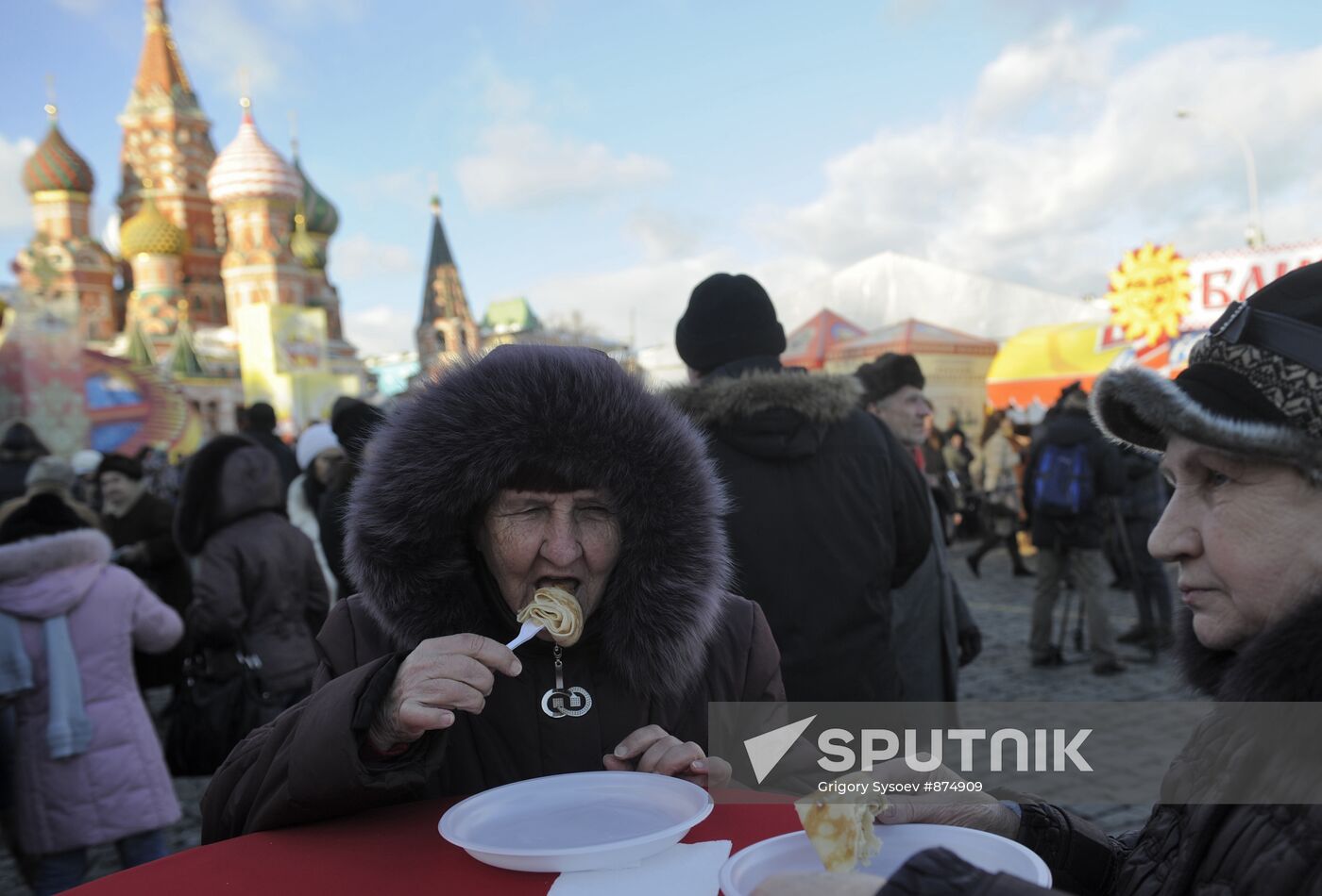 "Shirokaya Maslenitsa" festival on Vasilyevsky spusk