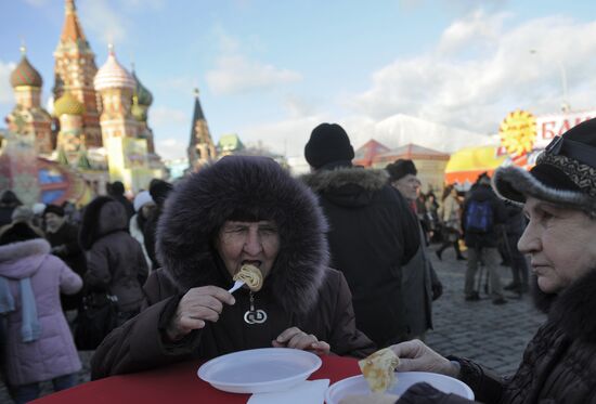 "Shirokaya Maslenitsa" festival on Vasilyevsky spusk