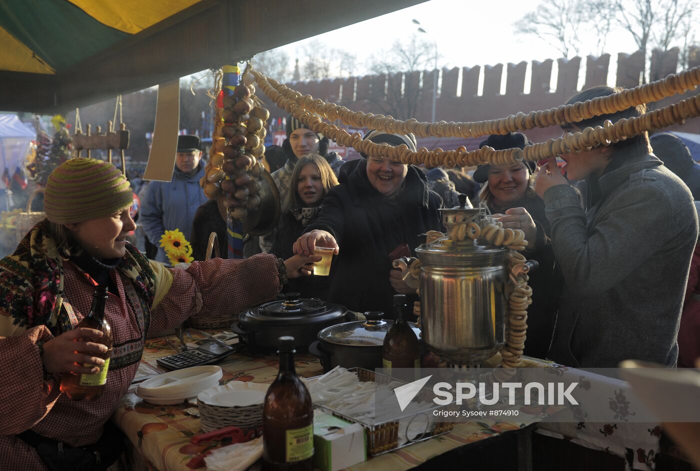 "Shirokaya Maslenitsa" festival on Vasilyevsky spusk
