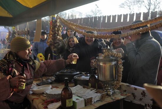 "Shirokaya Maslenitsa" festival on Vasilyevsky spusk