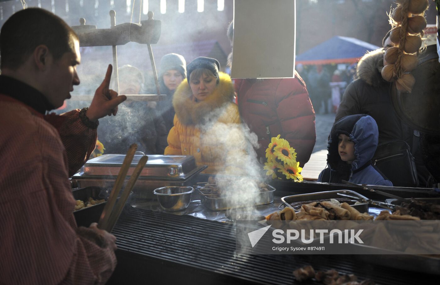 "Shirokaya Maslenitsa" festival on Vasilyevsky spusk