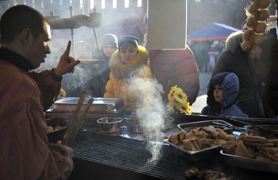 "Shirokaya Maslenitsa" festival on Vasilyevsky spusk