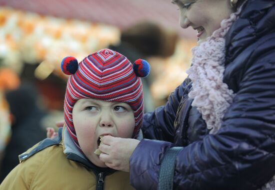 "Shirokaya Maslenitsa" festival on Vasilyevsky spusk