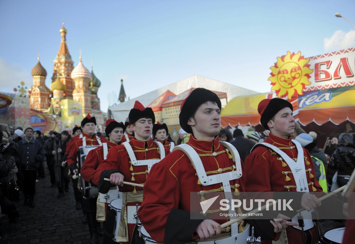 "Shirokaya Maslenitsa" festival on Vasilyevsky spusk