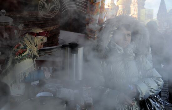 "Shirokaya Maslenitsa" festival on Vasilyevsky spusk