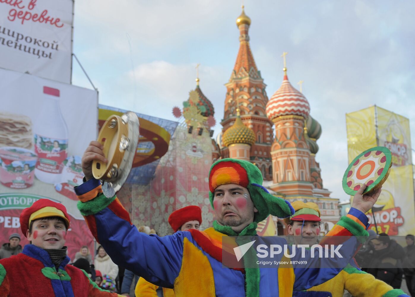 "Shirokaya Maslenitsa" festival on Vasilyevsky spusk