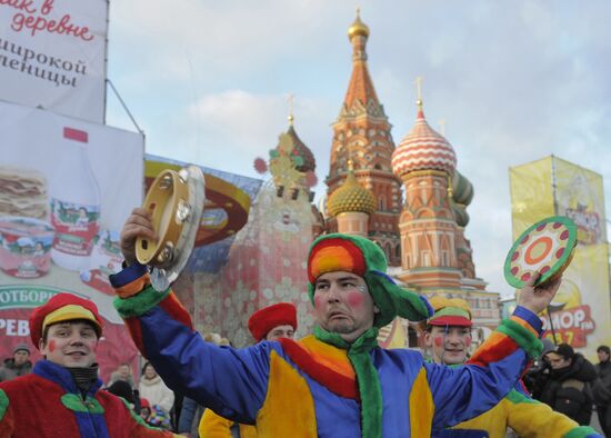 "Shirokaya Maslenitsa" festival on Vasilyevsky spusk