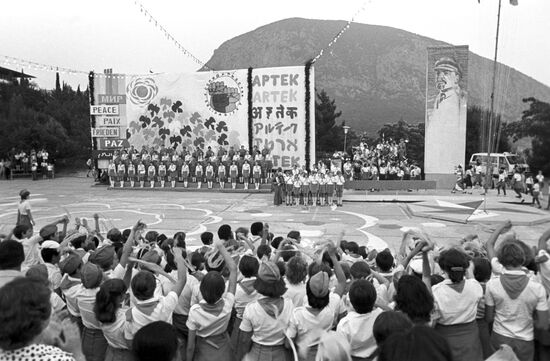 "Farewell to Artek" in camp concert